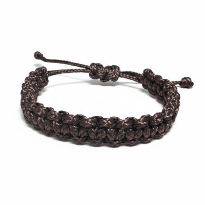 Braunes-Segeltau-Armband auf weißem Hintergrund