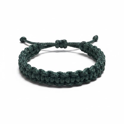 Dunkelgrünes Segeltau-Armband auf weißem Hintergrund