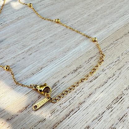 Detailaufnahme des Verschlusses einer goldfarbenen Edelstahl Halskette mit Verlängerungskette und Edelstahl Anhänger.