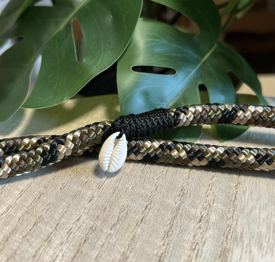 Lange Handykette. Detailaufnahme es Anhängers Kaurimuschel