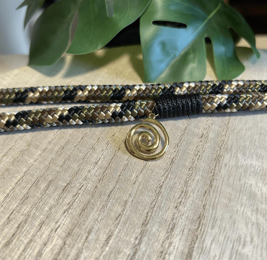 Lange Handykette. Detailaufnahme es Anhängers Spirale
