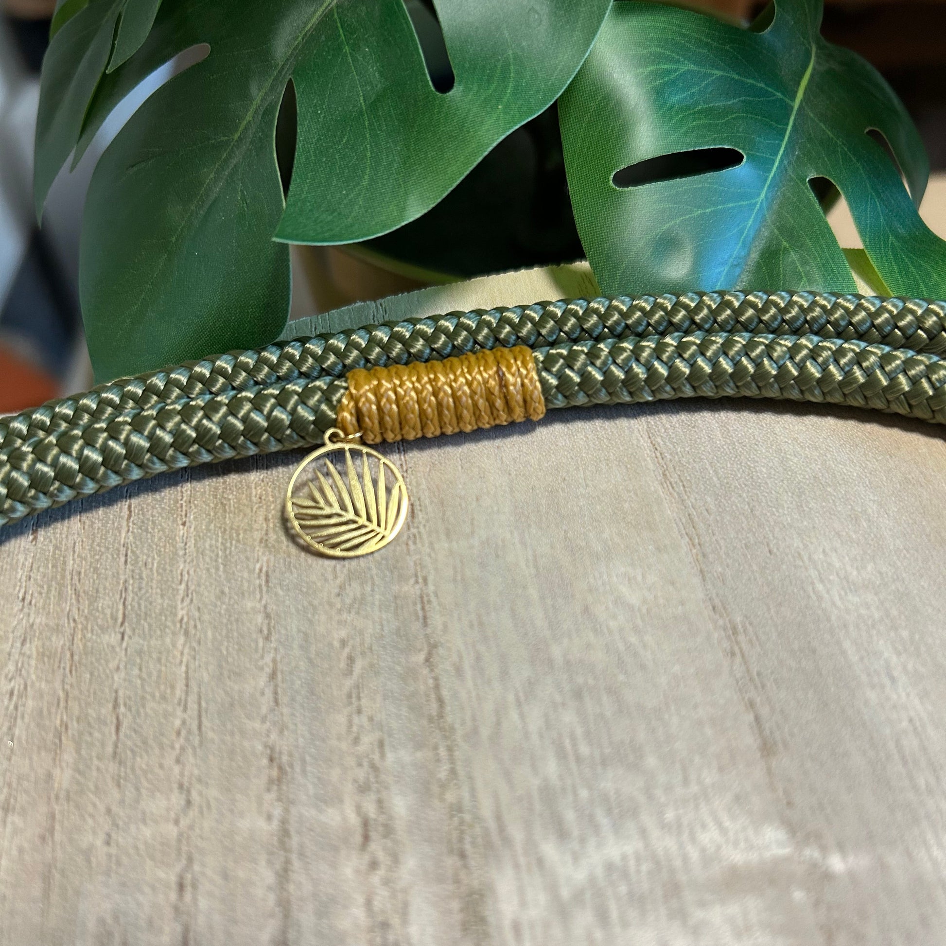 Detailansicht Palmblatt-Anhänger an Segeltau Handykette Khaki 