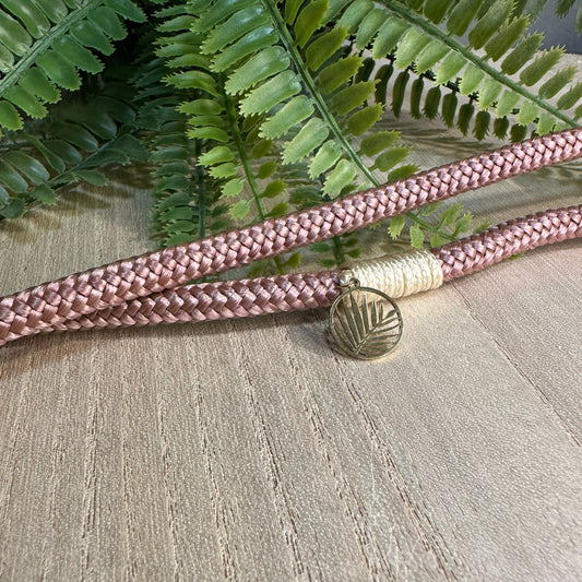 Detailaufnahme eines Wunsch-Charms an Segeltau Handykette in rosé/rostbraun 