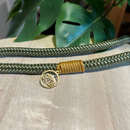 Detailansicht des Lotusblüten Anhängers an Segeltau Handykette Khaki