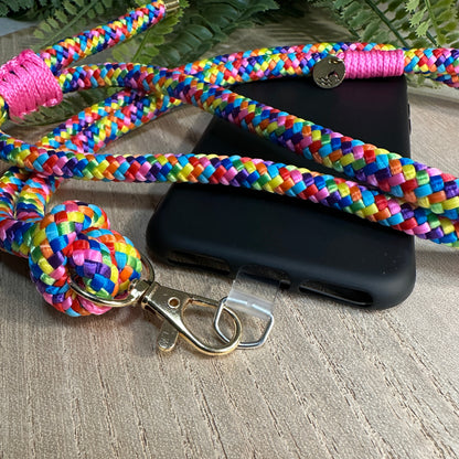 Nahaufnahme goldfarbener Karabiner an bunter Handykette Bubblegum