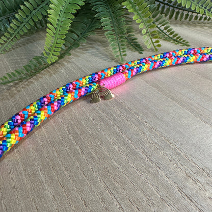 Detailbild bunte Segeltau Handykette mit Regenbogen-Anhänger