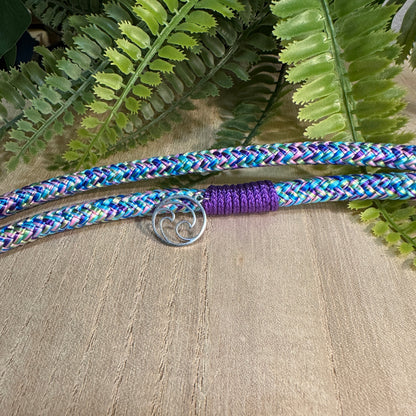 Detailbild der Segeltau Handykette Mermaid mit Wellen Anhänger