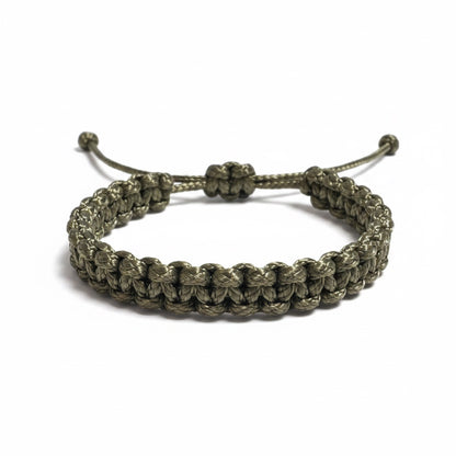 Khakiffarbenes-Segeltau-Armband auf weißem Hintergrund