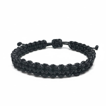 Schwarzes-Segeltau-Armband auf weißem Hintergrund