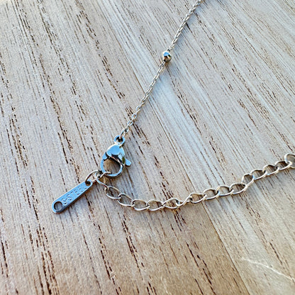 Karabiner Verschluss der silberfarbenen Dots-Halskette