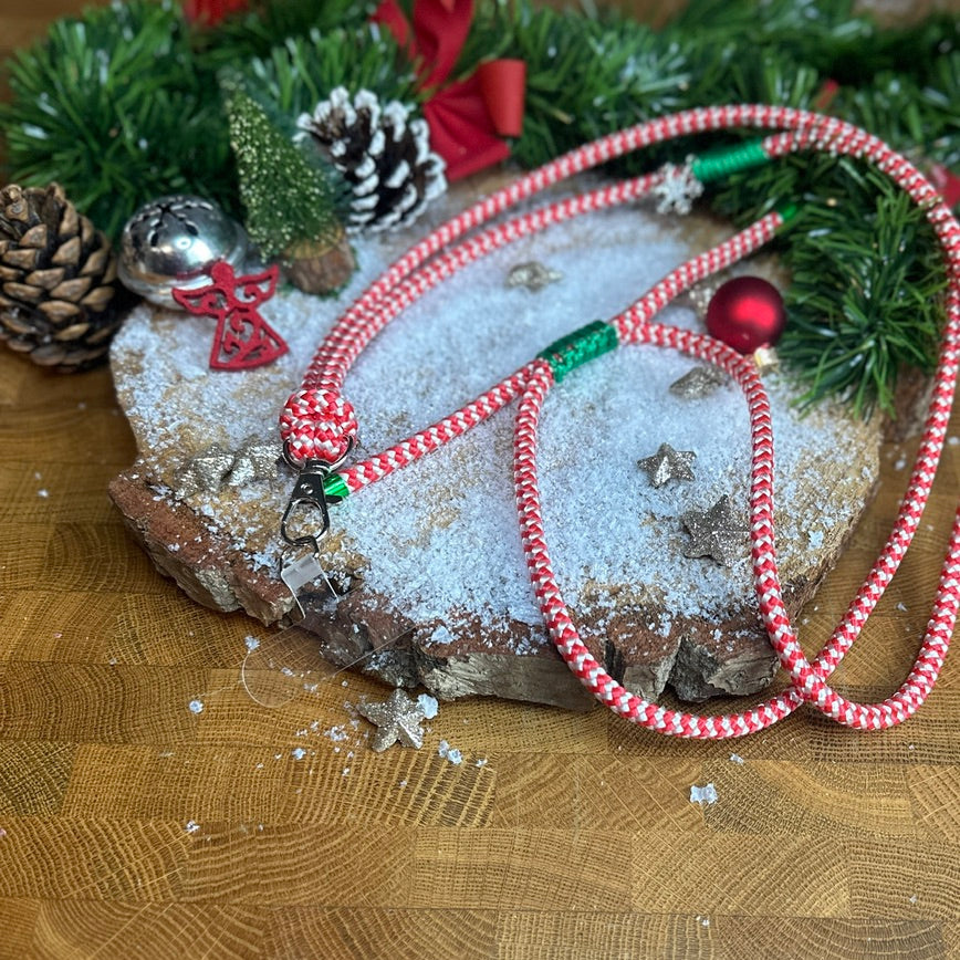 Weihnachtliche Handykette mit Einlegepatch auf weihnachtlich dekoriertem Hintergrund