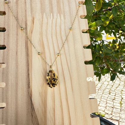 Leo-Kaurimuschel-Halskette an Holzdisplay 