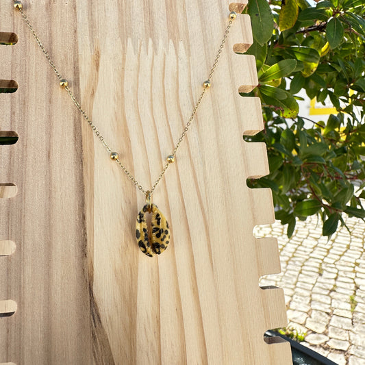 Leo-Kaurimuschel-Halskette an Holzdisplay 