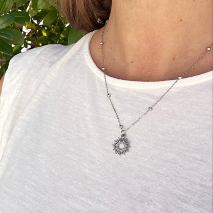 Silberne Sonnen Kette aus Edelstahl mit Kugeldetails, getragen am Hals